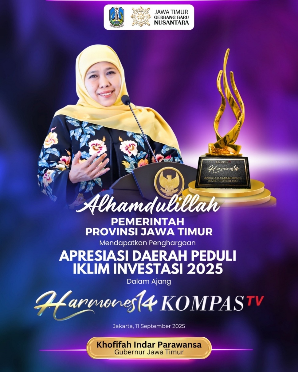 Gubernur Jawa Timur, Khofifah Indar Parawansa menerima penghargaan Daerah Peduli Iklim Investasi pada malam puncak perayaan HUT ke-14 KompasTV. (Dok: Pemprov Jatim)