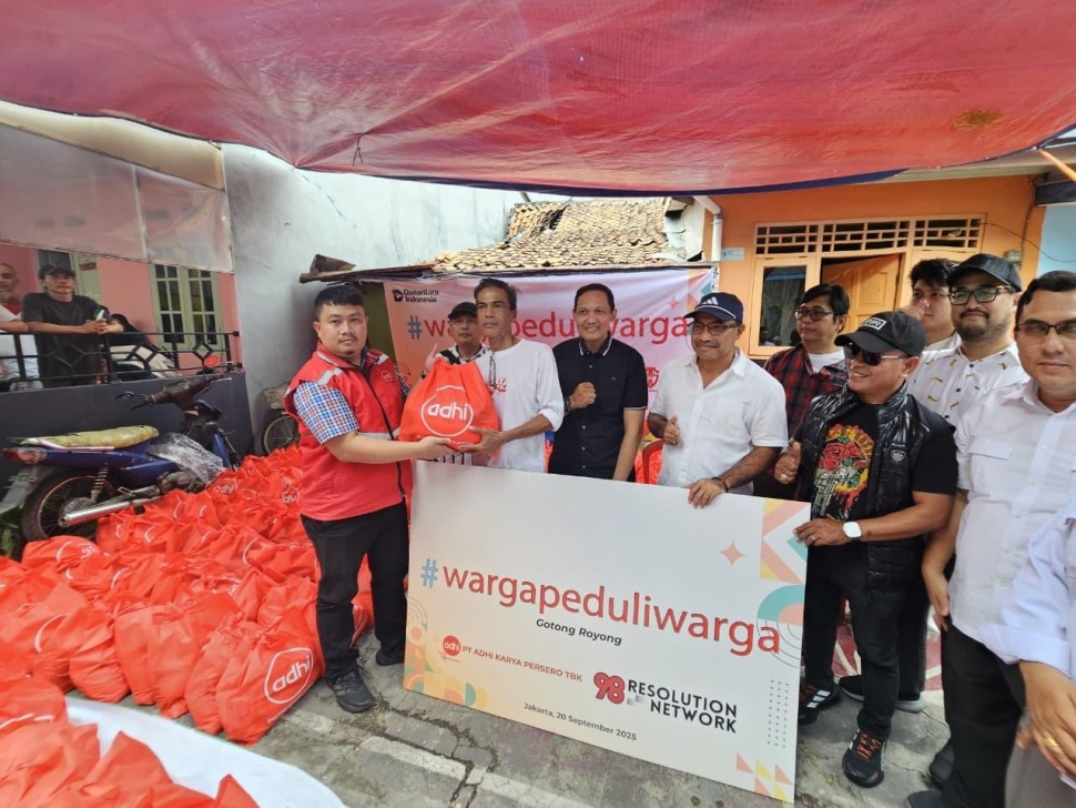 Bertajuk #WargaPeduliWarga, aktivis 98 yang tergabung dalam 98 Resolution Network membagikan 1000 paket sembako untuk warga di Kelurahan Kwitang, Jakarta Pusat, dan komunitas pengemudi ojek online (ojol) di Rawamangun, Jakarta Timur, Sabtu (20/9/2025). [dokumentasi]
