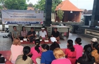 Memilah sampah. (Dok. Istimewa)