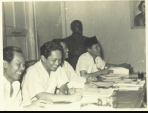 Ketua CC PKI DN Aidit dan para pemimpin partai dalam sebuah rapat di Kantor CC PKI, Kramat Raya 81. [dokumentasi/Oey Hay Djoen]
