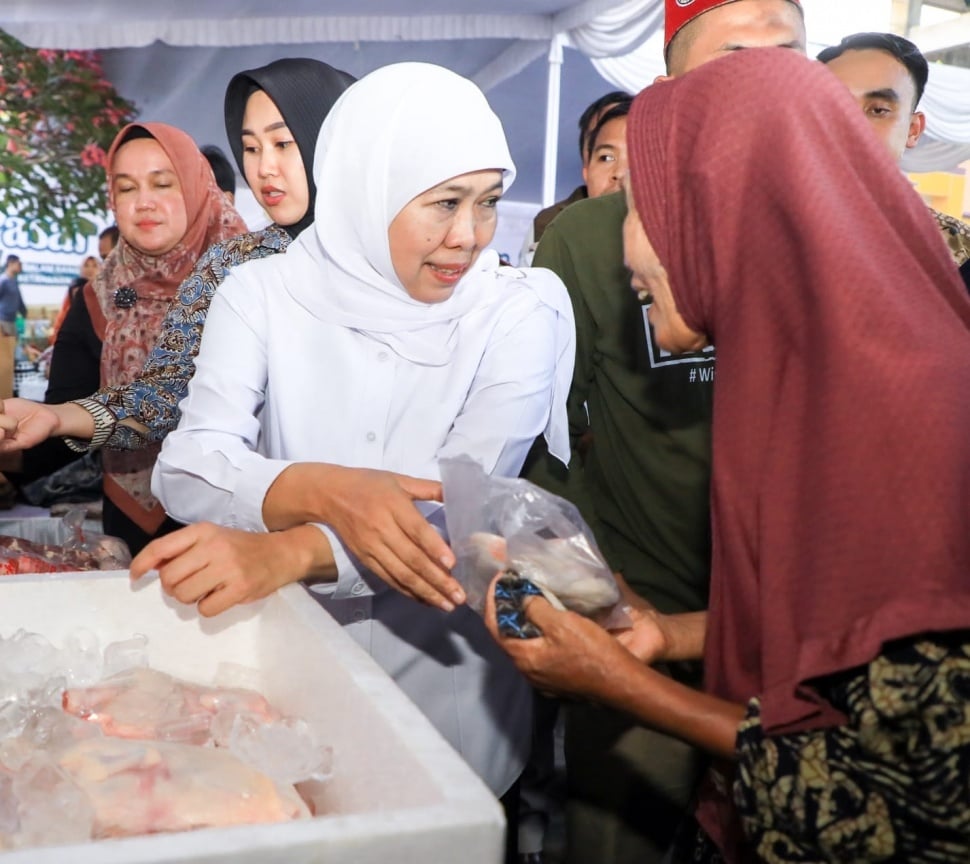 Gubernur Jawa Timur Khofifah Indar Parawansa terus menggencarkan gelaran pasar murah di berbagai daerah, kali ini pasar murah yang ke-99 sepanjang tahun 2025 digelar di Balai Desa Balong Besuk, Kecamatan Diwek, Kabupaten Jombang, Senin (22/9). (Dok: Pemprov Jatim)