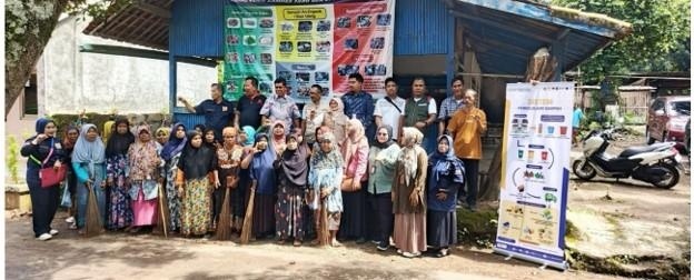 Kegiatan memilah sampah di Purwakarta. (Dok. Itimewa)