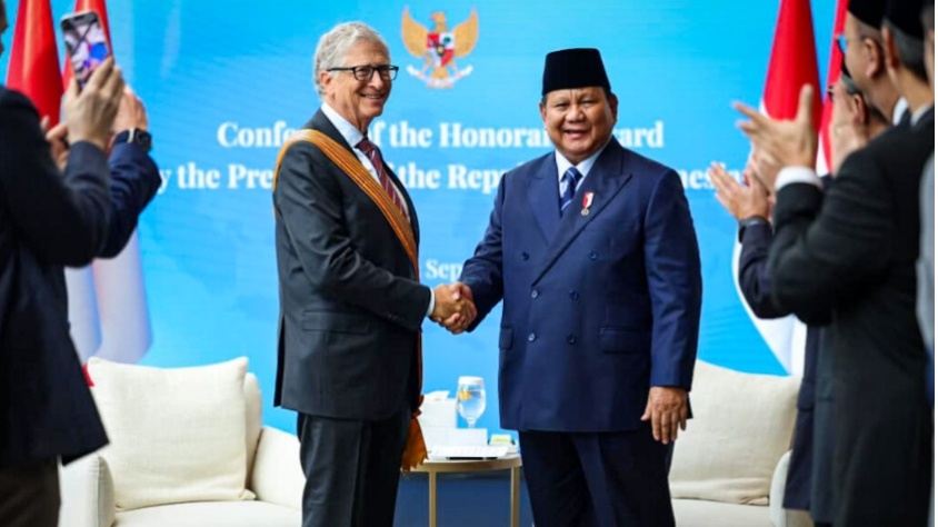 Presiden Prabowo Subianto memberikan penghargaan Bintang Jasa Utama kepada Bill Gates (setkab.go.id)