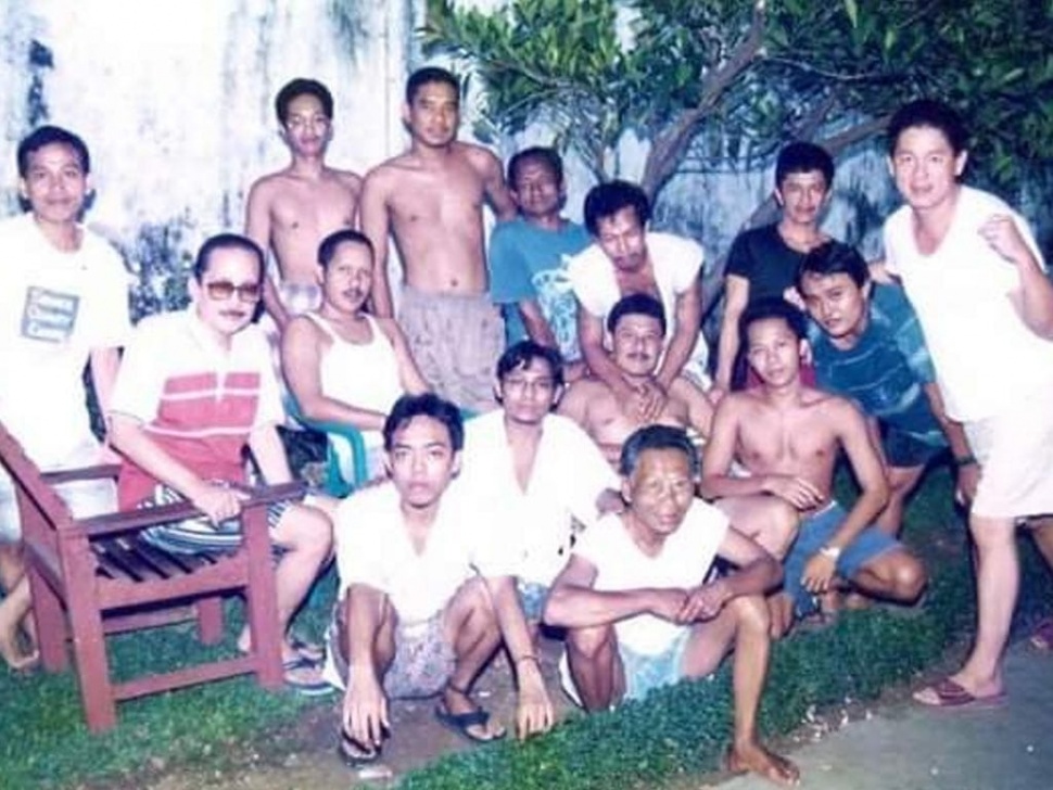 Tapol PRD bersama narapidana di Blok III E Lapas Cipinang Tahun 1997, Jakarta.Wilson berdiri buka baju dibelakang kedua dari kiri. [Dok Pribadi Wilson]