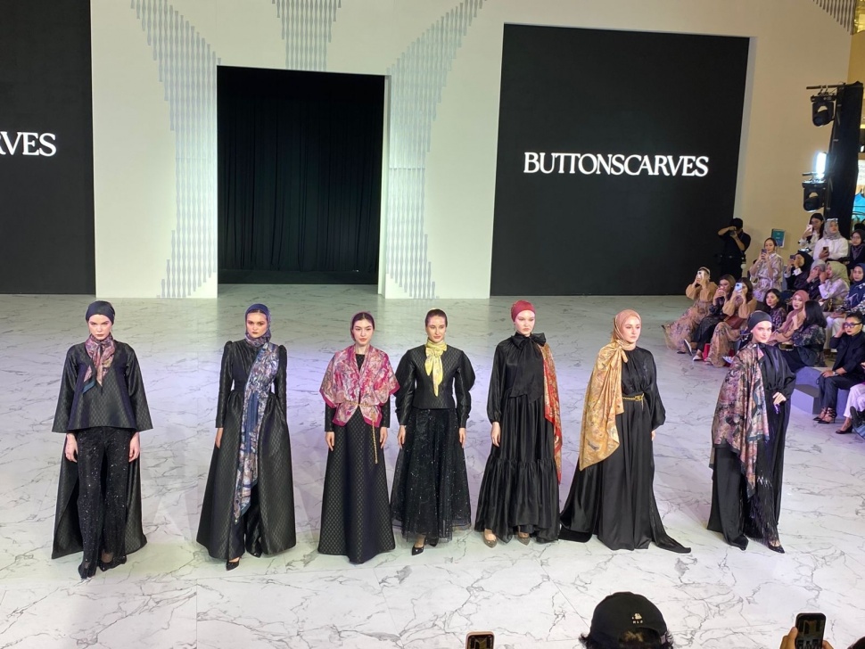 Buttonscarves X Benang Jarum dalam Fashion Nation XIX di Main Atrium Senayan City, Jumat (26/9/2025). (Suara.com/Fajar Ramadhan)