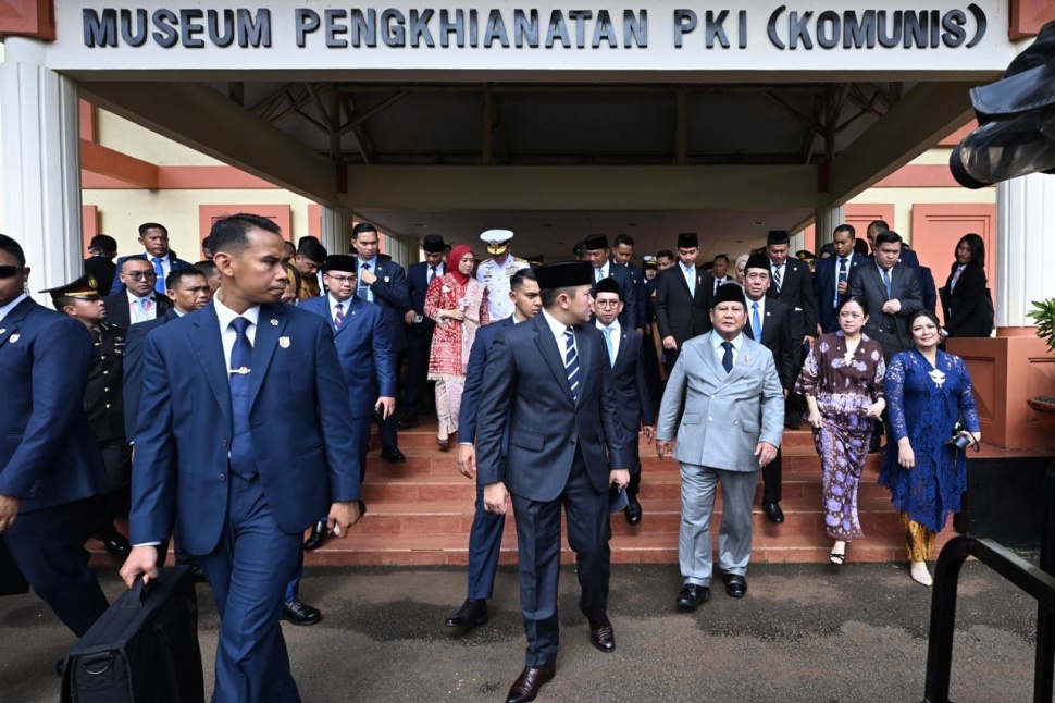 Presiden Prabowo Subianto memanjatkan doa bagi para pahlawan revolusi. Doa itu dipanjatkan kepala negara saat meninjau sumur Lubang Buaya, Jakarta Timur, Rabu (1/10/2025). [Foto: Cahyo - Biro Pers Sekretariat Presiden]