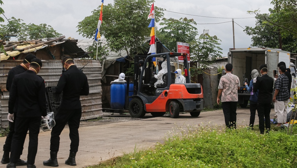 Tim Khusus Pelaksana melakukan dekontaminasi terhadap temuan yang tercemar radiasi Cesium-137 (Cs-137) di Kawasan Industri Modern Cikande, Kabupaten Serang, Banten, Kamis (2/10/2025). [ANTARA FOTO/Angga Budhiyanto/nym]