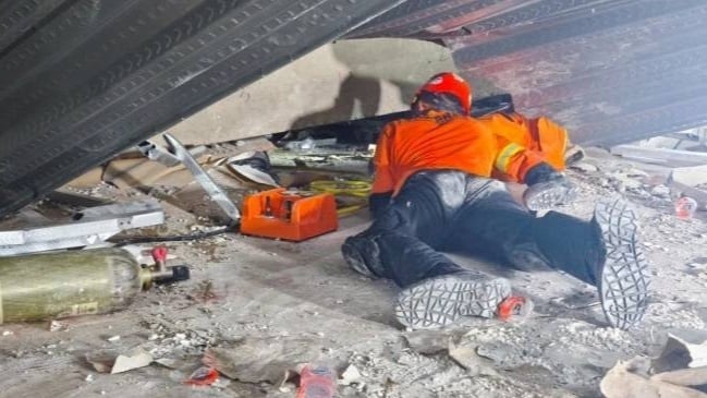 Tim SAR gabungan berusaha mengevakuasi korban reruntuhan bangunan di Ponpes Al Khoziny Sidoarjo. [Kantor SAR Kelas A Surabaya]