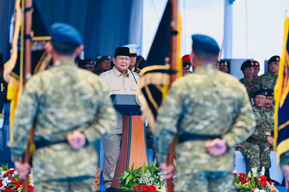 Presiden Prabowo menganugerahkan kenaikan pangkat istimewa dan tanda kehormatan kepada sejumlah purnawirawan dan prajurit aktif dari atas Kapal Perang KRI dr. Radjiman Wedyodiningrat-992 di Teluk Jakarta, Kamis (2/10/2025). [foto: Biro Pers Sekretariat Presiden]