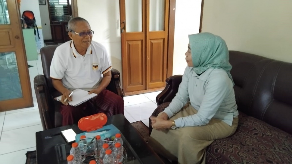 Opa Sutarto saat didampingi oleh petugas  pendamping PKB/Pengelola RPTRA. (Dok: Pemprov DKI Jakarta)