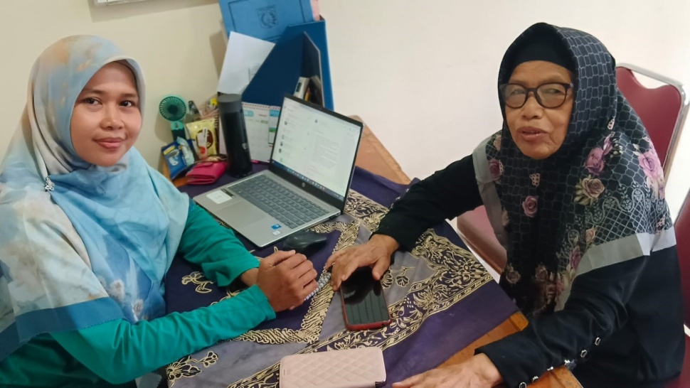 Ilah Karmilah (69) saat didampingi oleh petugas  pendamping PKB/Pengelola RPTRA. (Dok: Pemprov DKI Jakarta)