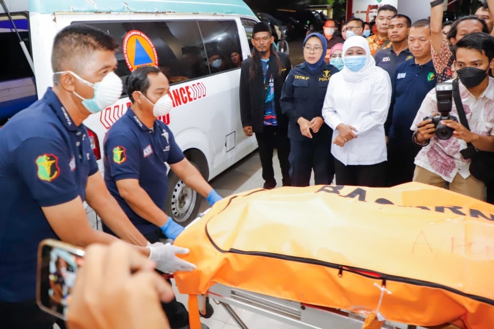 Gubernur Jawa Timur Khofifah Indar Parawansa memastikan kesiapan Posko DVI dan Post Mortem di RS Bhayangkara Polda Jatim untuk proses identifikasi korban runtuhnya Gedung Mushalla Pondok Pesantren Al Khoziny, Buduran, Sidoarjo. (Dok: Pemprov Jatim)