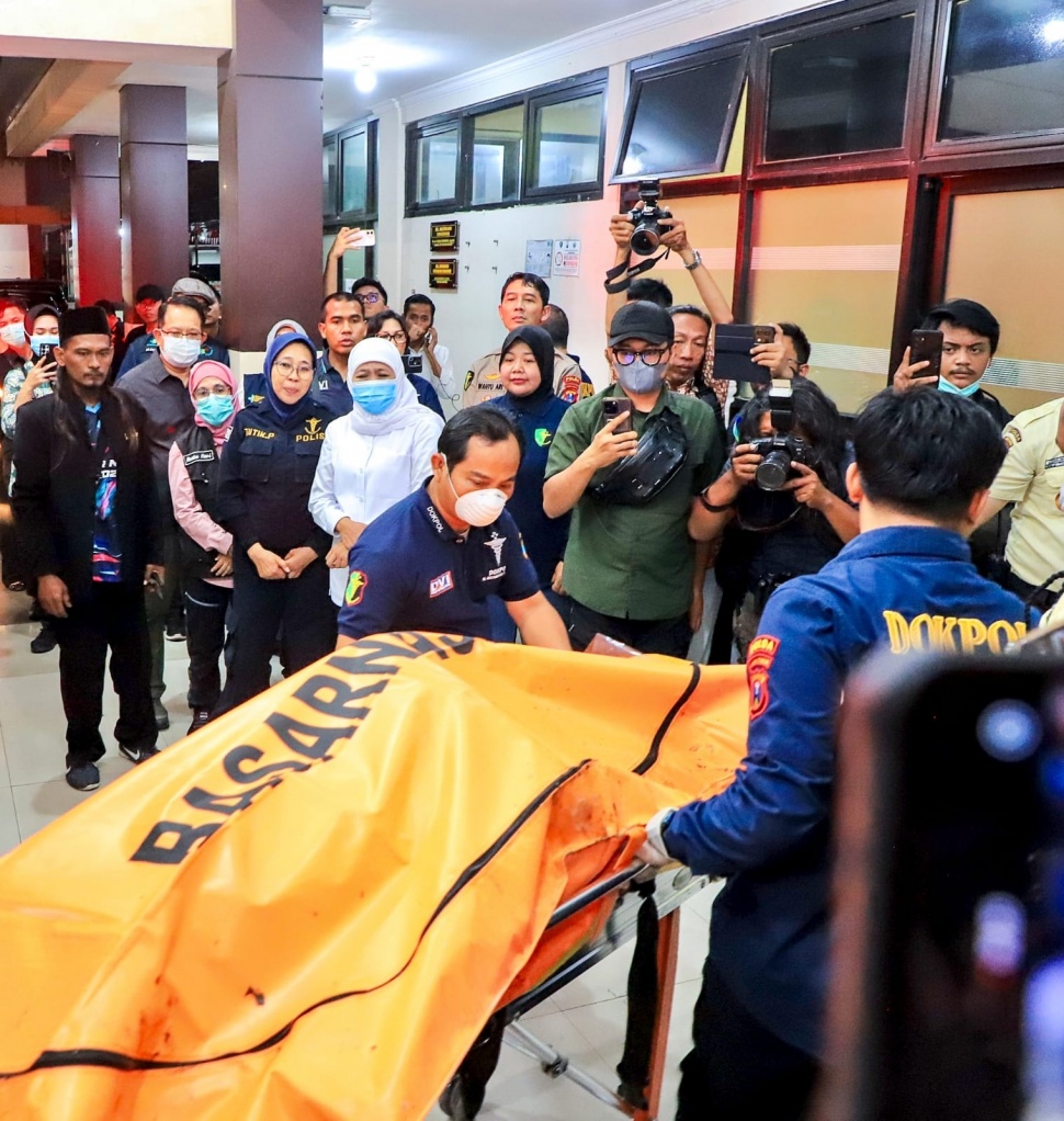 Gubernur Jawa Timur Khofifah Indar Parawansa memastikan kesiapan Posko DVI dan Post Mortem di RS Bhayangkara Polda Jatim untuk proses identifikasi korban runtuhnya Gedung Mushalla Pondok Pesantren Al Khoziny, Buduran, Sidoarjo. (Dok: Pemprov Jatim)