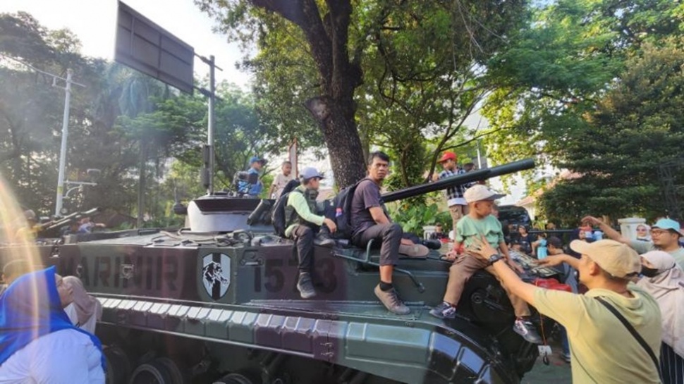 Anak-anak Antre Naik Tank Tempur untuk Berfoto. (Suara.com/Fakhri Fuadi)