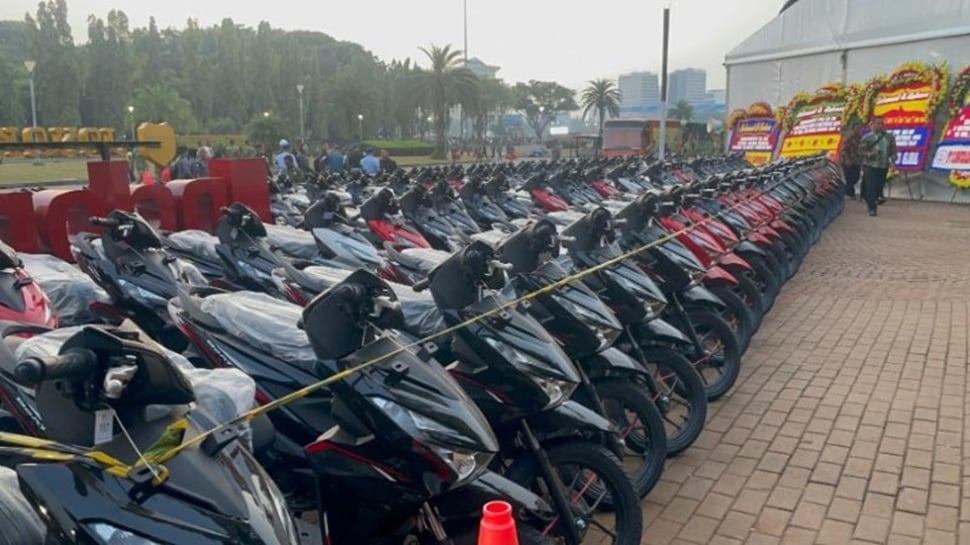 Deretan Motor untuk Doorprize di HUT TNI Terparkir di Monas. (Suara.com/Novian Ardiansyah)