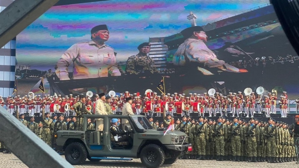 Presiden Prabowo Subianto menuju lapangan Monas naik Maung Garuda MV3 Limousine. (Suara.com/Novian Ardiansyah)