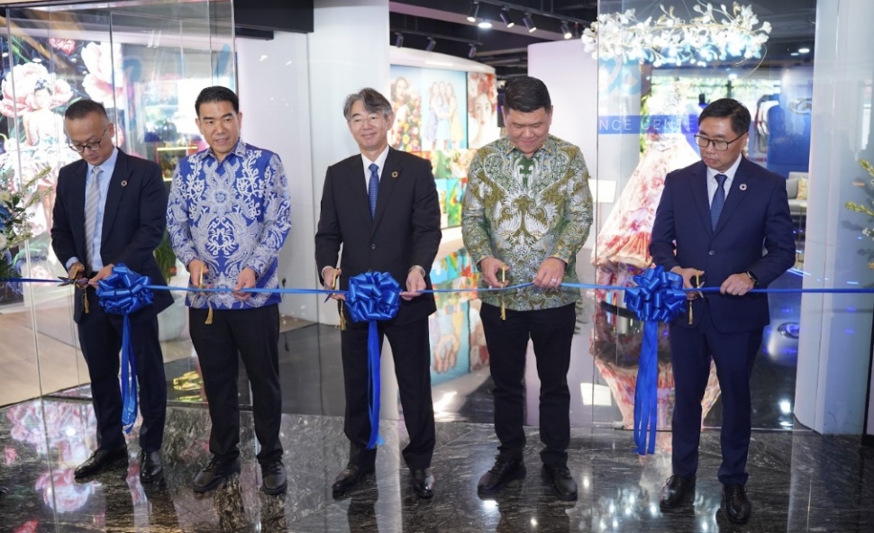 Momen kunjungan kepemimpinan tertinggi SEC ini menjadi panggung peresmian PIN Experience Center milik PT Pasifik Internusa (PIN), sebuah fasilitas yang diklaim sebagai pusat solusi dan showroom teknologi cetak terbesar di kawasan Asia Tenggara. (Dok: Epson)