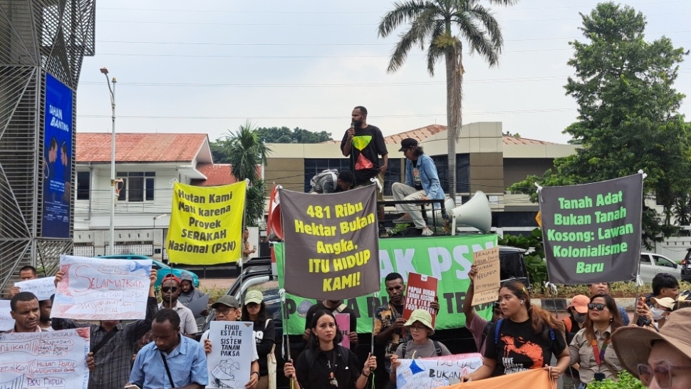 Solidaritas Merauke menggelar aksi unjuk rasa di depan Kementerian ATR/BPN, Jakarta Selatan, pada Selasa (7/10/2025). Mereka menuntut pencabutan Proyek Strategis Nasional (PSN) di Papua Selatan yang dinilai telah merampas hutan dan sumber kehidupan masyarakat adat. [Suara.com/Novian]
