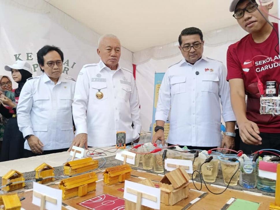 Menteri Ekraf, Teuku Riefky Harsya saat tengah berdiskusi dengan siswa/siswi SMAN Banua Kalsel. (Dok: Restu Fadilah/Suara.com)