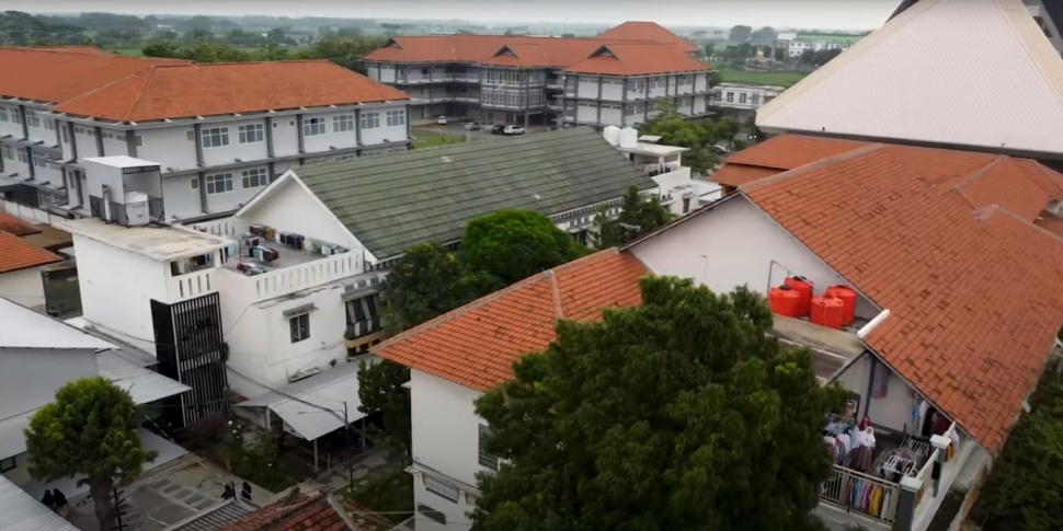 Pondok Pesantren Tebu Ireng [Youtube/TebuirengPutri/CIS PLANE SPOTTER]