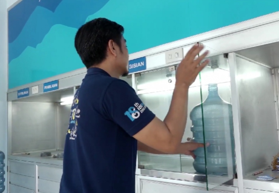 Air minum isi ulang. (YouTube/Air Minum Biru)