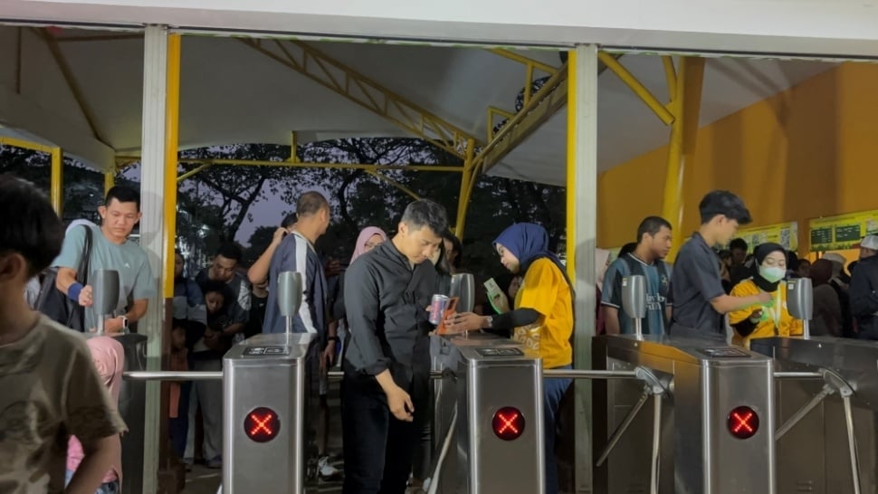 Antusias pengunjung saat uji coba perdana wisata malam di Taman Margasatwa Ragunan, Sabtu (11/10/2025) malam. [Suara.com/Dea]