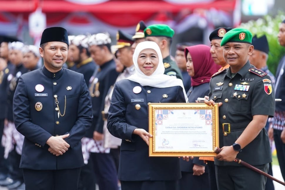 Gubernur Jatim, Khofifah Indar Parawansa saat memimpin Upacara Peringatan Hari Jadi ke-80 Provinsi Jawa Timur di Gedung Negara Grahadi, Surabaya, pada Minggu (12/10/2025). (Dok: Pemprov Jatim)