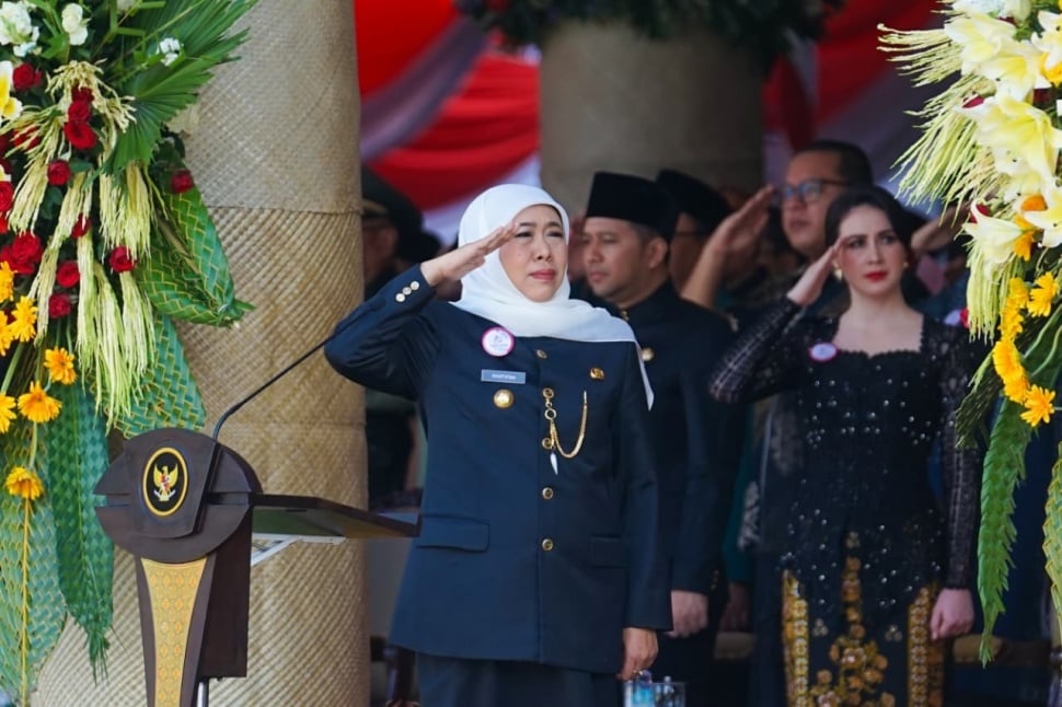 Gubernur Jatim, Khofifah Indar Parawansa saat memimpin Upacara Peringatan Hari Jadi ke-80 Provinsi Jawa Timur di Gedung Negara Grahadi, Surabaya, pada Minggu (12/10/2025). (Dok: Pemprov Jatim)