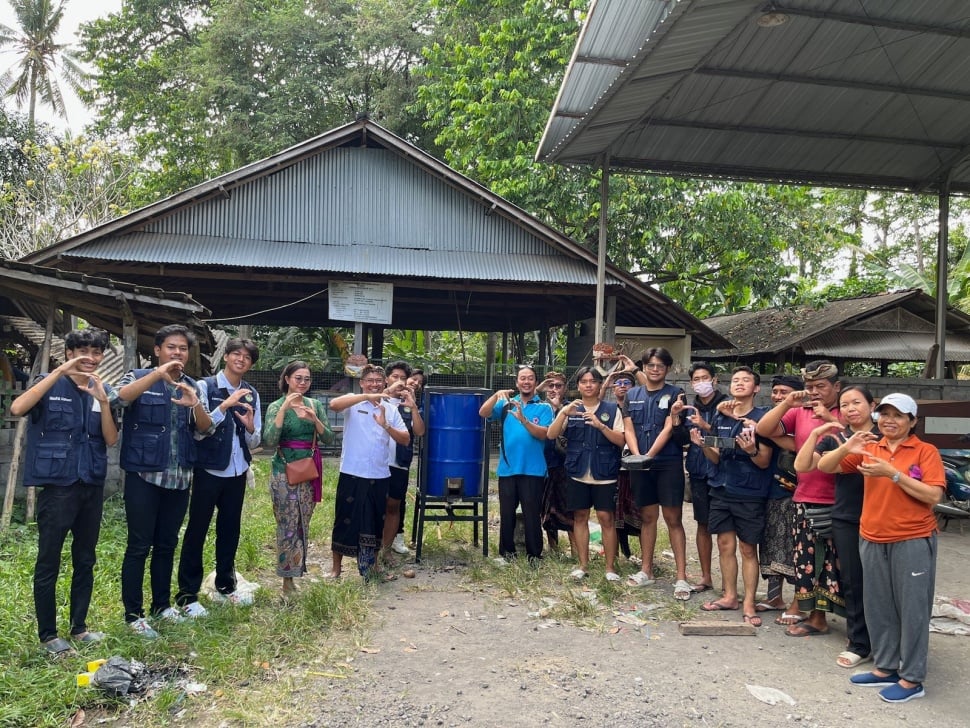 Sampah Plastik Jadi Paving Block, Mahasiswa UNS Ajak Warga Serongga Ubah Limbah Jadi Berkah. (Dok. Istimewa)