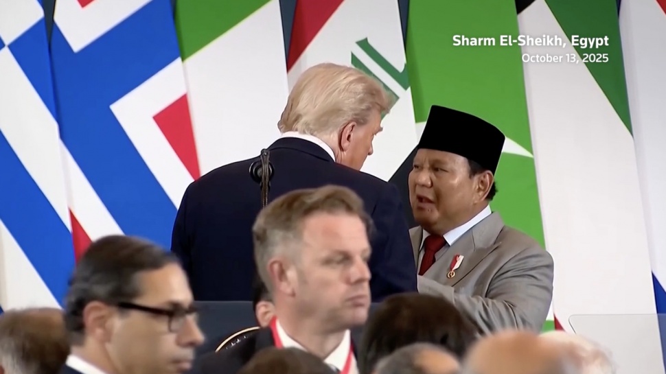 Donald Trump dan Prabowo Subianto tertangkap kamera berbincang di sela KTT [Jepretan Layar]