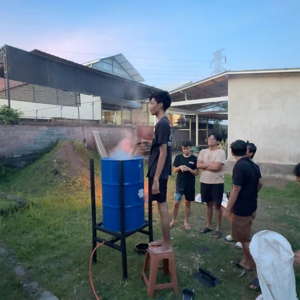 Sampah Plastik Jadi Paving Block, Mahasiswa UNS Ajak Warga Serongga Ubah Limbah Jadi Berkah. (Dok. Istimewa)