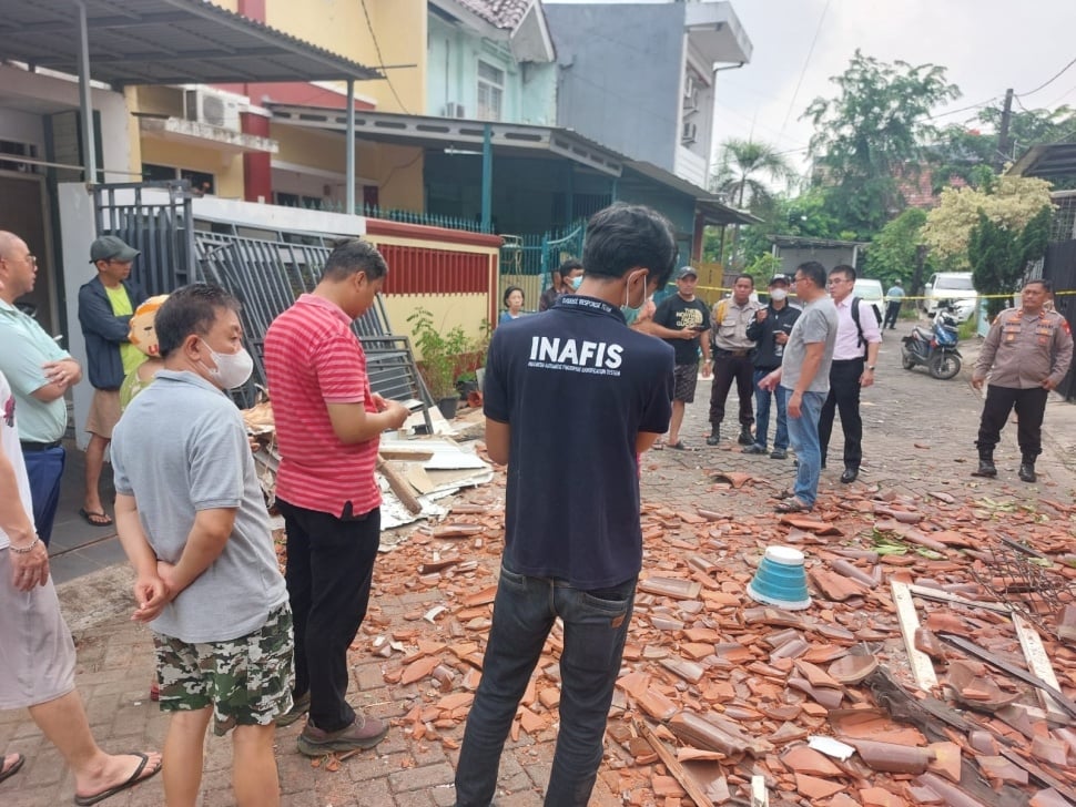 Sebuah ledakan dahsyat yang diduga berasal dari tabung gas 12 kg menghancurkan sebuah rumah di Taman Palem Lestari, Cengkareng, Jakarta Barat, pada Rabu (15/10/2025) pagi. [Suara.com/Yasir]