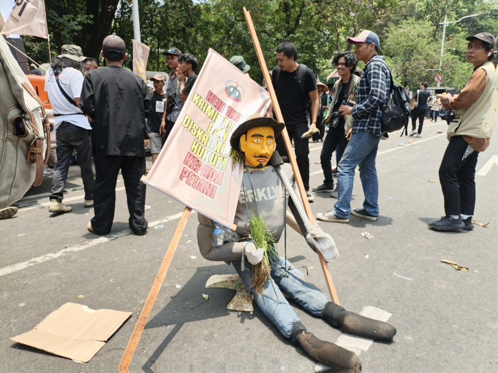 Aksi yang digelar Serikat Petani Indonesia (SPI) di Jalan Medan Merdeka Selatan. (Suara.com/Novian Ardiansyah)