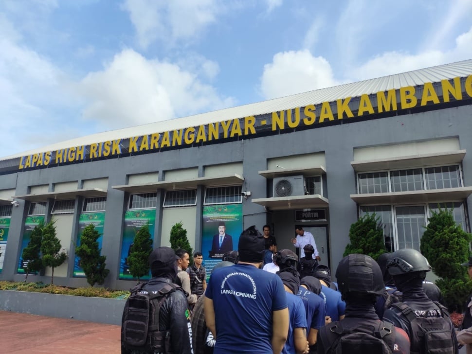 Proses pemindahan aktor Amar Zoni ke Lapas Super Maximum Security Karang Anyar di Pulau Nusakambangan, Jawa Tengah. Pemindahan dramatis ini dilakukan setelah Zoni kembali ditangkap mengedarkan narkoba dari dalam Rutan Salemba. [Foto: Ist]