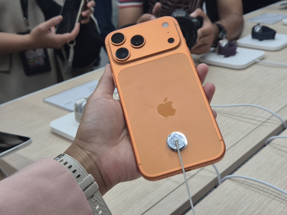 iPhone 17 Pro Max, Penjualan perdana iPhone 17 Series di Digimap, Jakarya, Jumat (17/10/2025). [Suara.com/Dythia]
