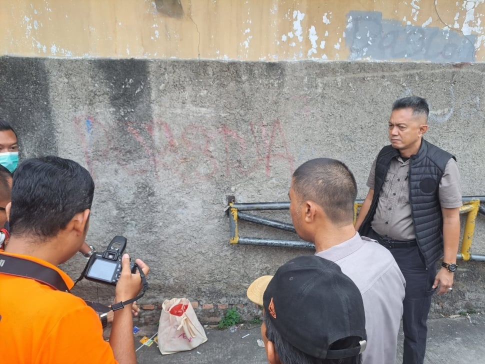 Warga Pekayon, Bekasi Selatan, digegerkan dengan penemuan jasad bayi yang terbungkus kantong plastik dan tergantung di sebuah portal jalan pada Minggu (19/10/2025) pagi. [Ist]
