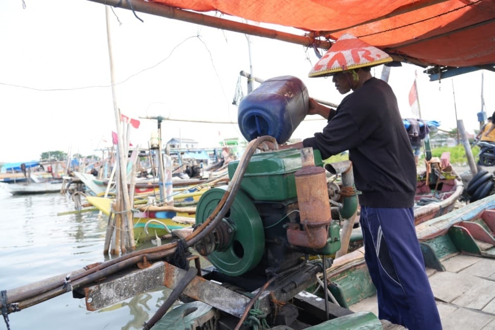 Nelayan tampak mengisi Bahan Bakar Minyak (BBM) jenis Solar di Cirebon, Jawa Barat, Selasa (2/7/2025). Konsumen Pengguna seperti nelayan dapat membeli BBM subsidi dan kompensasi dengan menggunakan Surat Rekomendasi yang diterbitkan Organisasi Perangkat Daerah melalui Aplikasi XStar BPH Migas.(Dok: Kementerian ESDM)