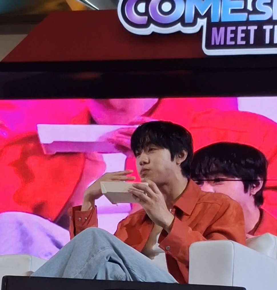 Ahn Hyo Seop kepedesan makan mi. (Suara.com/Vania)
