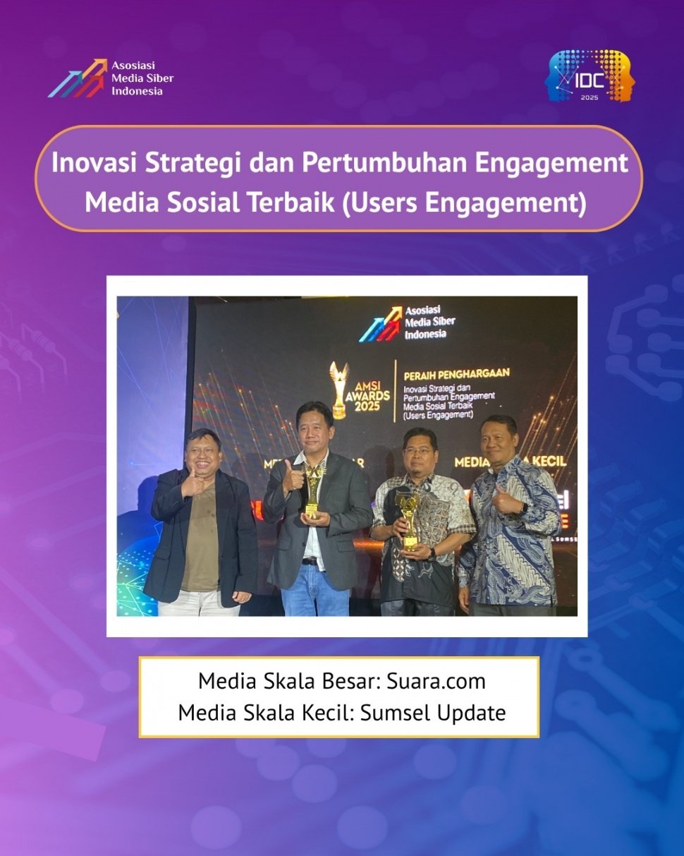 Pemimpin Redaksi Suara.com Suwarjono dan pimpinan Sumsel Update berpose bersama perwakilan AMSI usai penyerahan penghargaan AMSI Awards 2025 kategori Inovasi Strategi dan Pertumbuhan Engagement Media Sosial Terbaik, di Jakarta, Kamis (23/10/2025) malam. [AMSI]