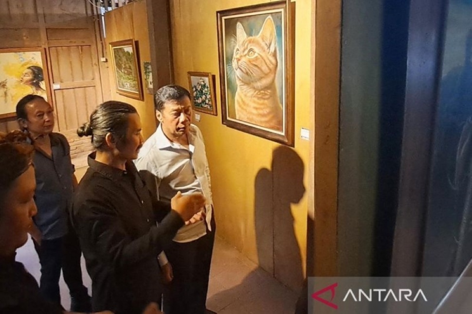 Wakil Bupati Magelang Sahid (kanan) menyimak penjelasan tentang lukisan yang dipamerkan kelompok seniman "Sanga Nusa" dalam pameran bersama dengan tajuk "Ruang Lingkup" di Saka Homestay di kawasan Candi Borobudur Desa Wanurejo, Kabupaten Magelang, Jawa Tengah di Magelang, Sabtu (25/10/2025). Antara/Hari Atmoko