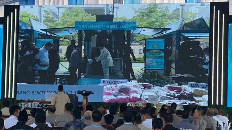 Presiden Prabowo Subianto memimpin langsung pemusnahan 214,84 ton barang bukti narkoba di Lapangan Bhayangkara, Mabes Polri, Jakarta, pada Rabu (29/10/2025). [Suara.com/Yasir]
