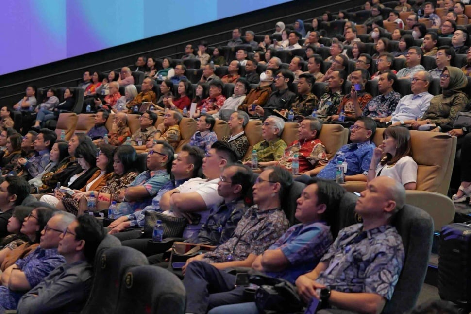 Indonesia Knowledge Forum pada tahun ke-14 menghadirkan format baru bertajuk Cinema Conference – Pada hari pertama, Prof. Rhenald Kasali selaku Founder Rumah Perubahan (Foto 3) turut memberikan sesi inspiratif seputar cara berpikir untuk menghadapi masa depan yang sangat dinamis. Dengan format baru bertajuk Cinema Conference yang berlangsung di CGV Grand Indonesia, Jakarta, IKF 2025 menciptakan pengalaman konferensi dan bertukar wawasan yang lebih immersive. (Dok: BCA)
