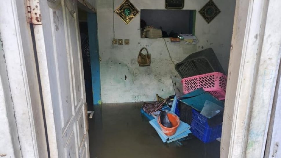 Suasana rumah warga setelah banjir di Jati Padang. (Suara.com/Fakhri Fuadi)