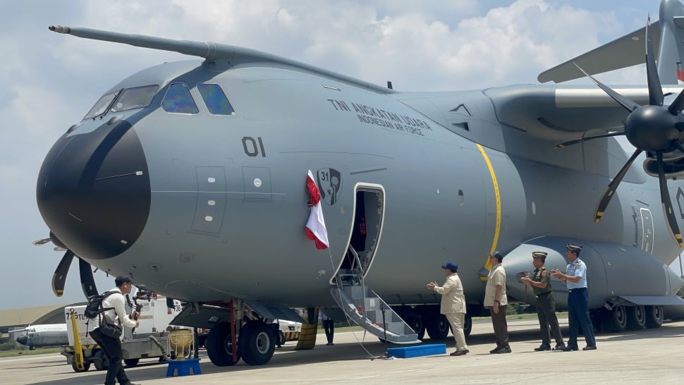 Presiden Prabowo Subianto secara resmi menyerahkan satu unit pesawat angkut militer Airbus A400M kepada TNI AU di Pangkalan TNI AU Halim Perdanakusuma, Jakarta Timur, Senin (3/11/2025). [Biro Pers Istana/Novian]