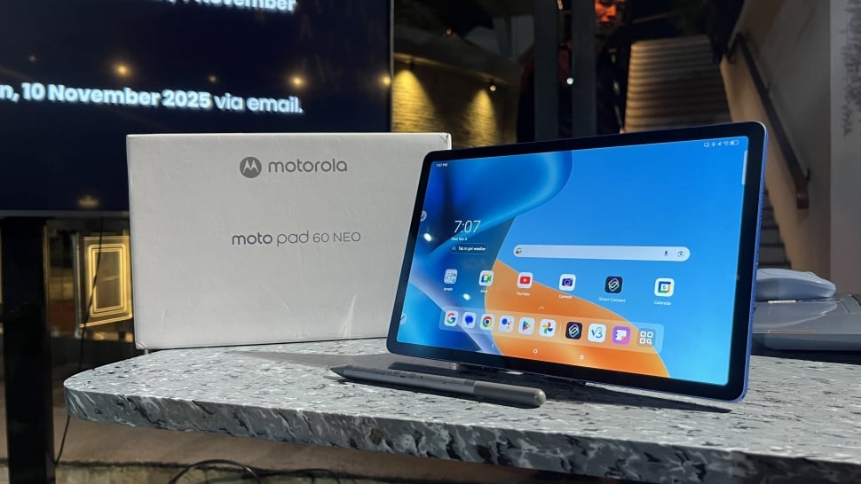 Tablet Motorola Moto Pad 60 Neo yang resmi dikenalkan ke Indonesia pada Rabu (5/11/2025). [Suara.com/Dicky Prastya]