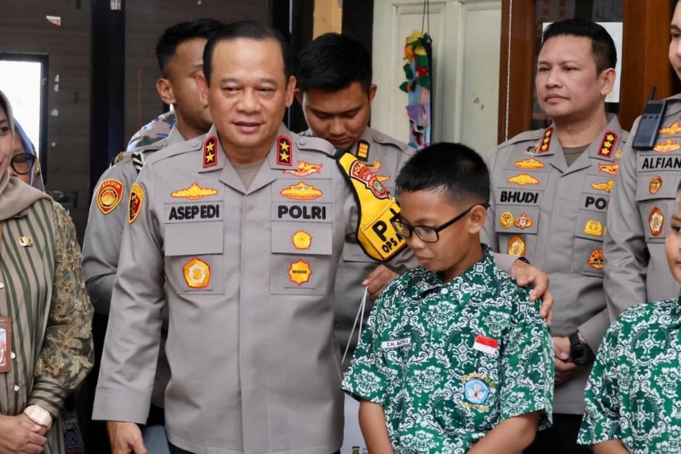 Kapolda Metro Jaya, Irjen Asep Edi Suheri menyambangi SDN Setu 02 Cipayung, Jakarta Timur, Kamis (6/11/2025) untuk menemui 6 siswa yang mengembalikan sebuah telepon genggam dan SIM temuan ke Polsek Cipayung.  [Suara.com/Yasir]