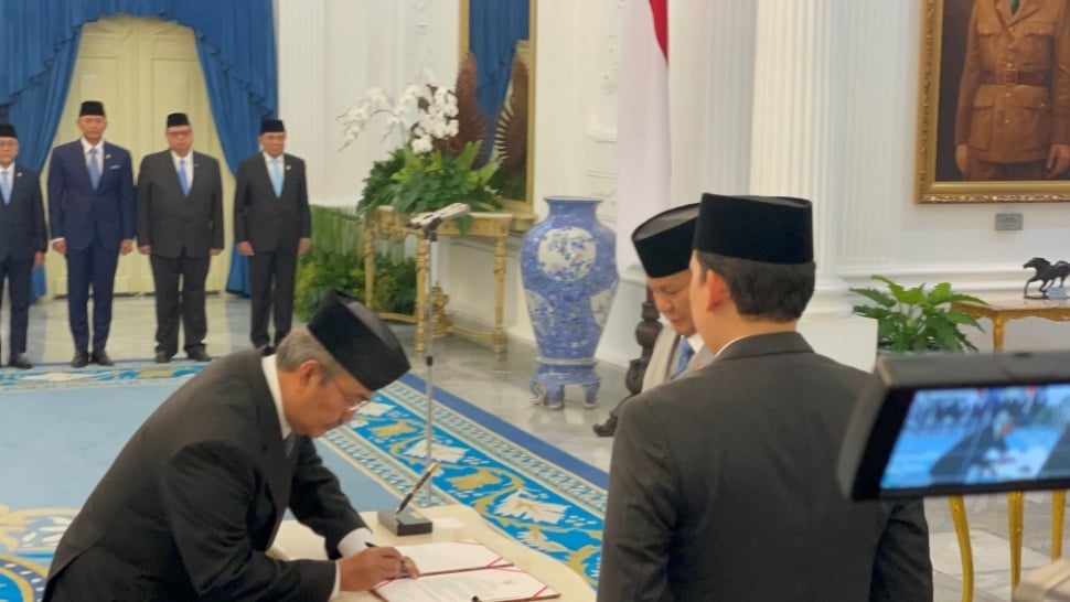 Jimly Asshiddiqie dilantik oleh Presiden Prabowo sebagai Ketua Komisi Percepatan Reformasi Kepolisian Republik Indonesia di Istana Merdeka, Jakarta, pada Jumat (7/11/2025) sore. [Suara.com/Novian]