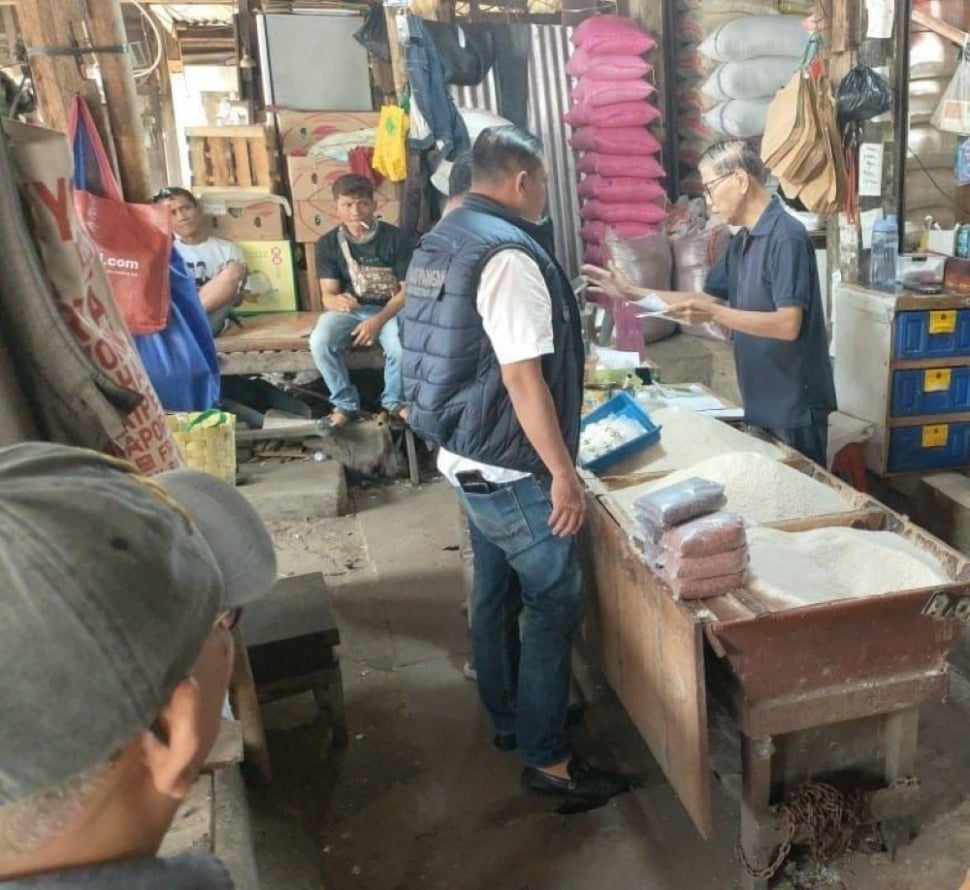 Ketua Satgas Pangan Polda Metro Jaya, Kombes Edy Suranta Sitepu melakukan pengecekan harga beras di Pasar Pos Pengumben, Jakarta Barat, Selasa (11/11/2025). [Suara.com/Yasir]