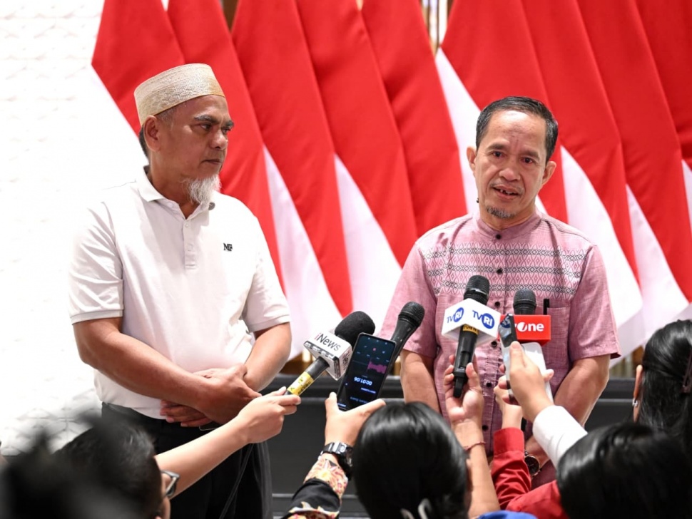 Presiden Prabowo Subianto memberikan rehabilitasi penuh kepada Abdul Muis dan Rasnal, dua guru asal Kabupaten Luwu Utara, Sulawesi Selatan, yang kehilangan status ASN setelah divonis bersalah akibat menggalang iuran sukarela Rp20.000 untuk membantu guru honorer. Surat rehabilitasi ini diserahkan setelah presiden mendarat di Pangkalan TNI AU Halim Perdanakusuma, Jakarta, usai melakukan kunjungan kenegaraan ke Australia pada Kamis (13/11/2025) dini hari. [Foto: Kris - Biro Pers Sekretariat Presiden]