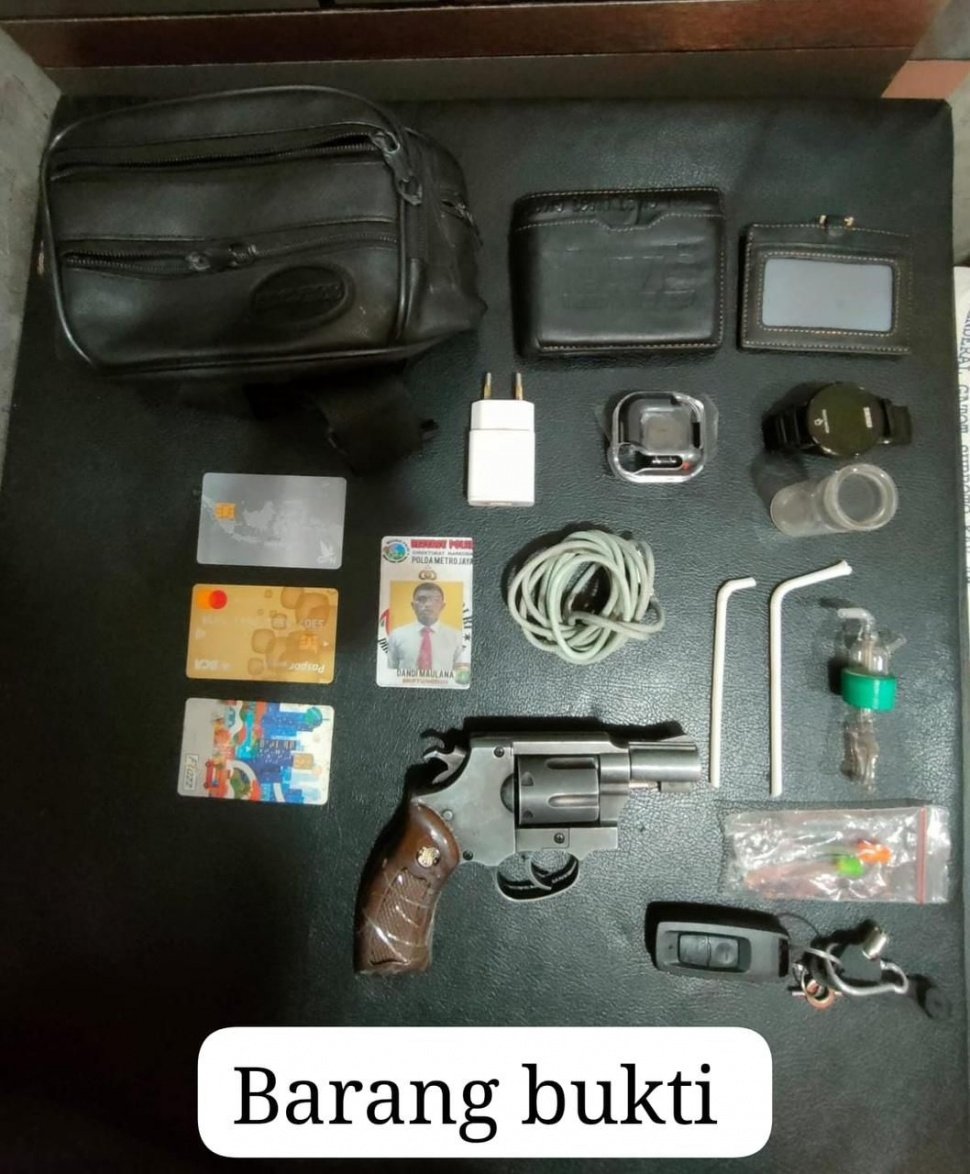 Aparat kepolisian menangkap polisi gadungan berinisial DM (25) yang menipu seorang pengemudi ojek online (ojol) dan membawa kabur sepeda motornya. Dari pelaku, polisi menyita sejumlah barang bukti. [Ist]